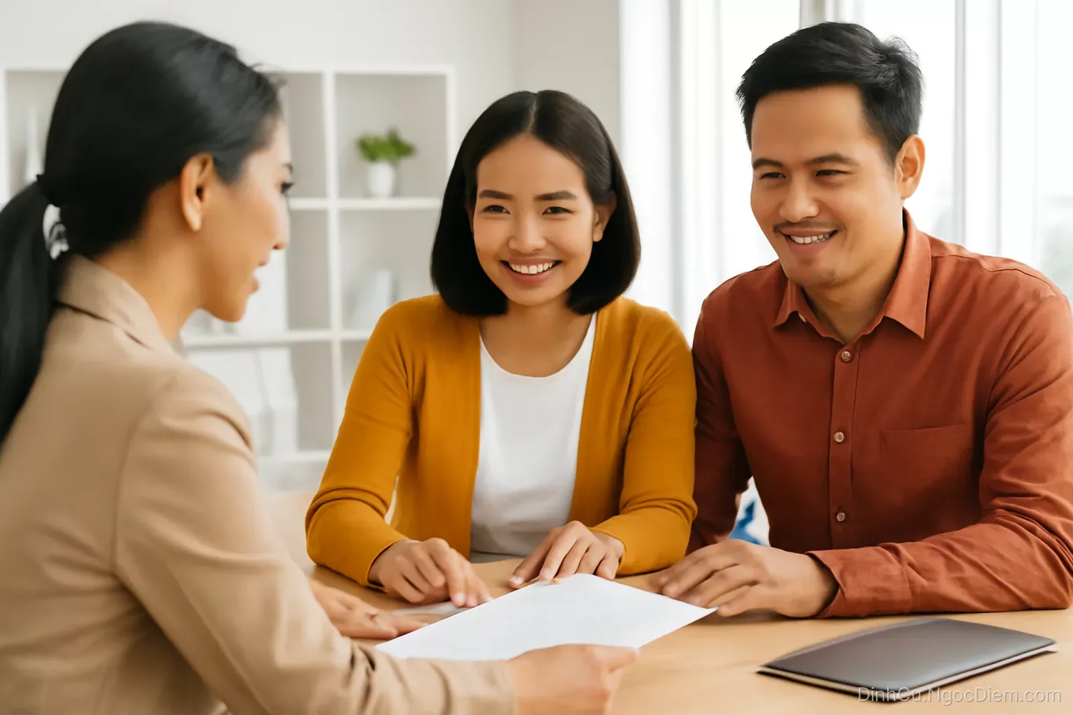 Chữ nhanh trong quảng cáo di trú: khi nào là thật và khi nào là dấu hiệu nên dừng